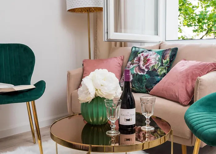 Lovely Downtown Studio At Most Lively Hoza Street, Discover Warsaw On Foot